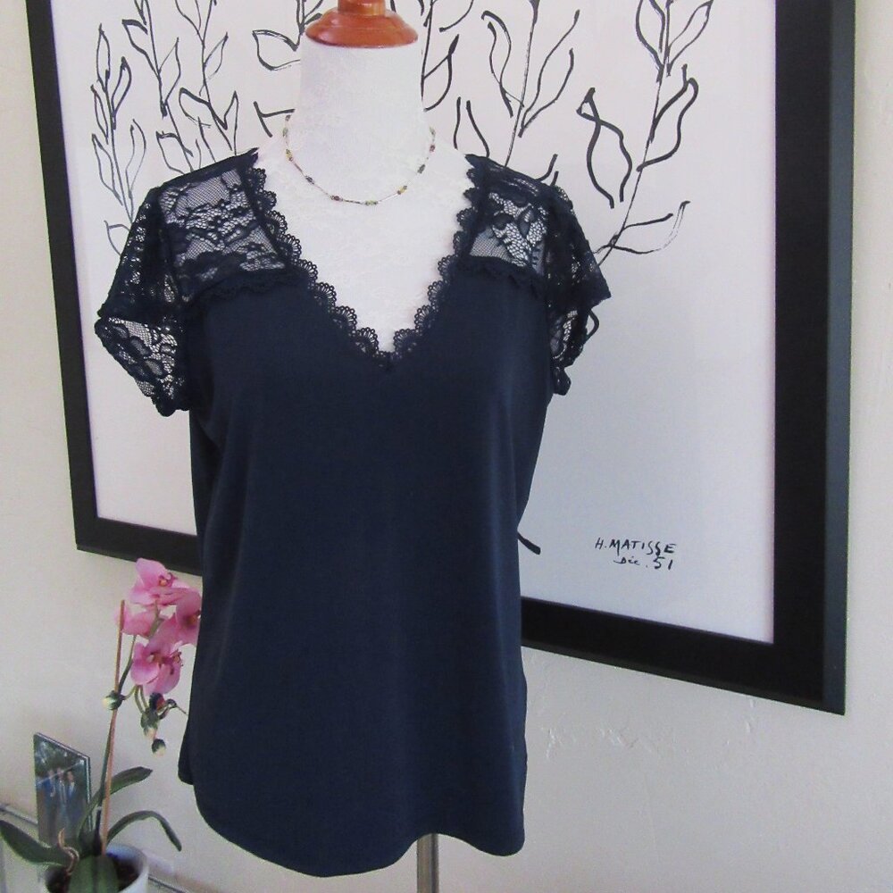 ADRIENNE VITTADINI navy blue t shirt with lace trim & sleeves - size Small